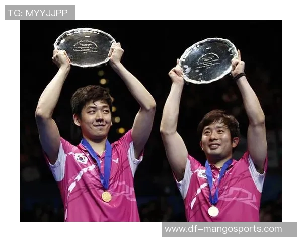 李龙大郑在成对阵金东文何泰权的精彩对决引发羽毛球赛场热潮